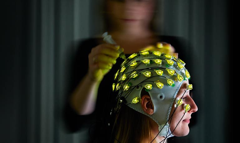 Eine Frau beim EEG
