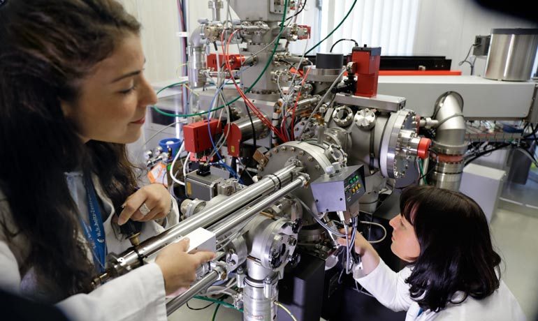 Mit Hilfe des Sekundärionen-Massen­spektrometers (NanoSIMS) konnte Anja Worrich (rechts) zeigen, wie Nährstoffe und Wasser durch die Pilzfäden transportiert werden – und die Bakterien versorgen.