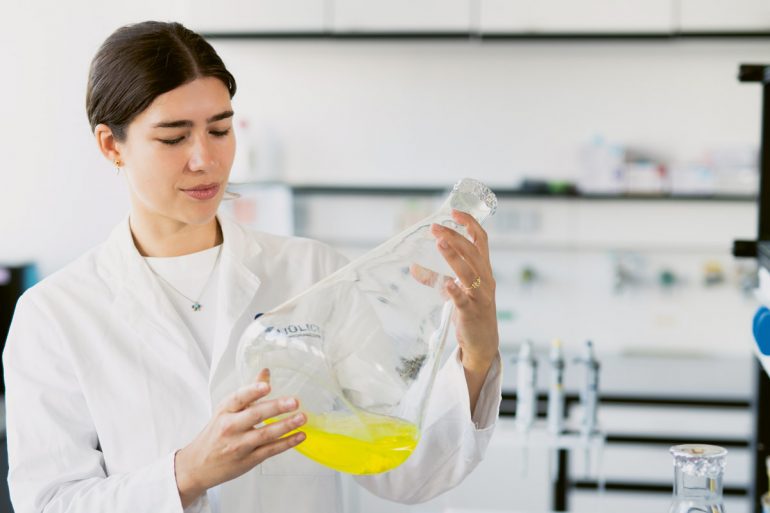 Forschungsalltag von Rebecka Molitor: Im Labor benutzt sie Farbstoffe, die zeigen, wie sich der pH-Wert der Lösung beim Abbau von PET verändert