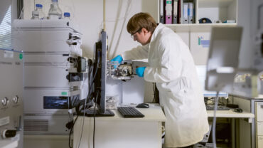 Millimeterarbeit: Hannes Westphal positioniert den Glas-Chip am Massenspektrometer.